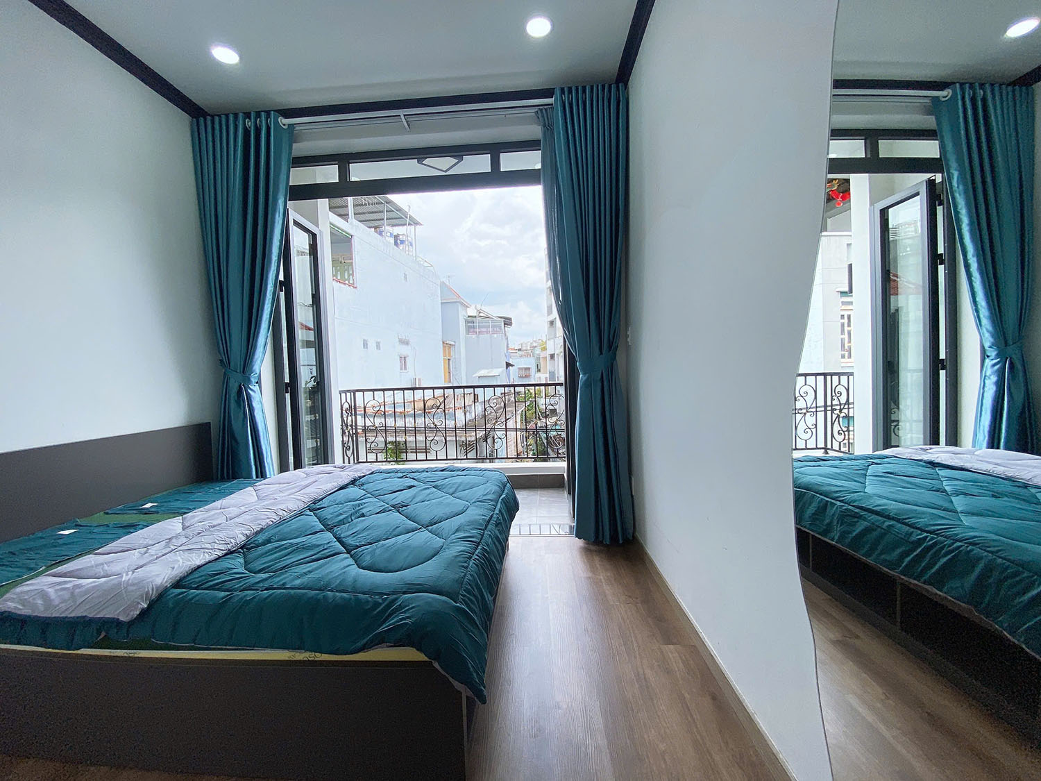 Nhà phố 2 lầu, sân thượng (3,5mx17m) gồm mặt bằng k.doanh và 6 phòng d.vụ Đường Nguyễn Thanh Tuyền